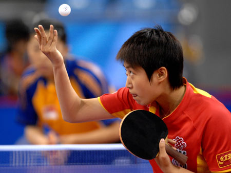 郭躍發(fā)球回?cái)[正手弧圈慢動(dòng)作