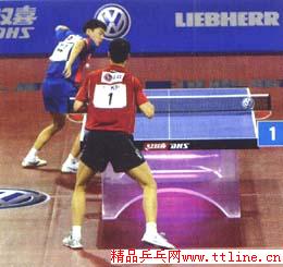 金牌技術(shù)之王勵(lì)勤接發(fā)球搶沖半出臺(tái)球
