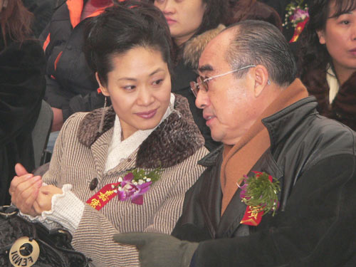 三世界冠軍率明星乒球隊獻愛心 眾演藝明星助陣(圖)