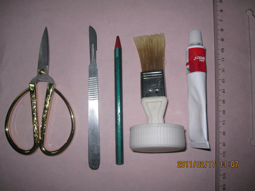 粘貼乒乓球底板套膠的過程