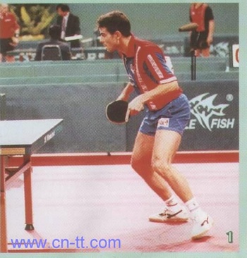 蓋亭正手連續(xù)弧圈技術(shù)圖解