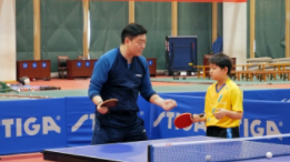 業(yè)余選手練反手撕，兩肘要往肋上夾，力量集中在板頭加速撕出去！
