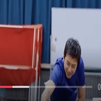 鄧超和小學(xué)生打乒乓球，把我笑我肚疼了