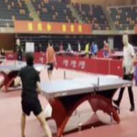 馬琳訓(xùn)練陳夢(mèng)正手拉球，幾組動(dòng)作下來(lái)累得直甩手！ 