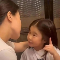 王楠6歲女兒吐槽母親：你特別嚴(yán)，今天打我屁股，還磕到我這里了