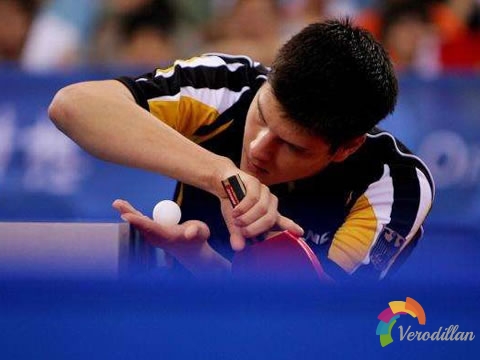 要做到穩健的正手沖球,要害在重心交流上