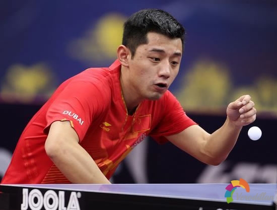 拉前沖時手臂向后方引拍照樣向后下方引拍