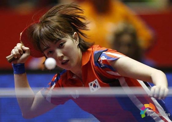 正手拉側旋弧圈球特點及動作要領