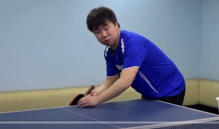 想學(xué)那種拐彎?rùn)M著跑的發(fā)球嗎？