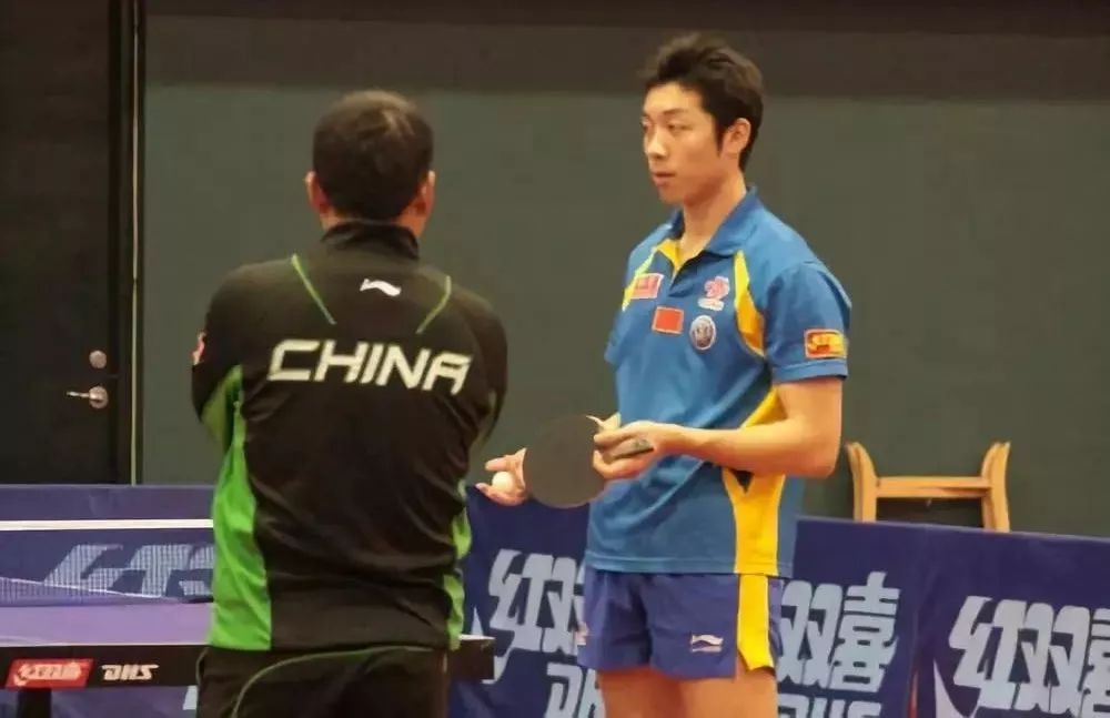劉國梁反手橫拉讓馬龍咣咣漏球，許昕一臉羨慕若有所思？